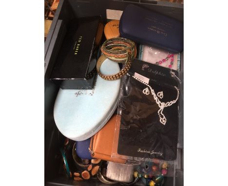 A tub of misc vintage and modern jewellery and other items to include boxed necklaces, keyrings, compacts, etc  