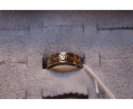 Ladies 9ct Gold Celtic design ring 4.9g total weight Size O 