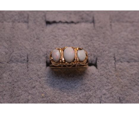 Ladies 9ct Gold Opal set ring 3.5g total weight Size N 