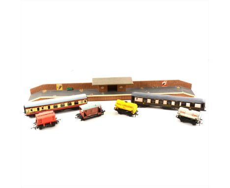 Hornby Dublo OO gauge model railways; including LMS 6917 0-6-2 tank engine, some loose boxes for locomotives, selection of pa