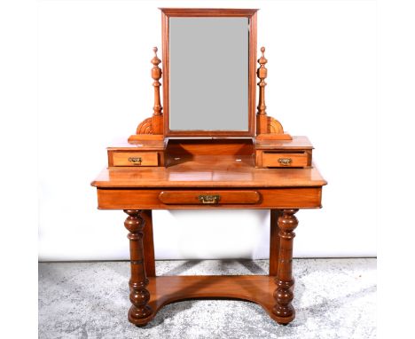 An Edwardian walnut dressing table, triangular mirror back, two raised trinket drawers, single frieze drawer, turned supports