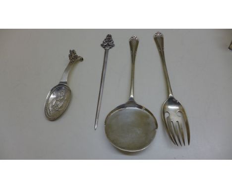 A pair of silver servers, a silver tea caddy spoon and a silver letter opener - total weight approx 6 troy oz. 