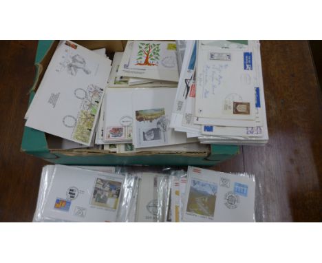 Large quantity of mid-modern period GB and world First Day Covers being in good to fine condition. 