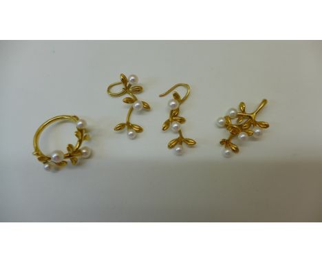 A hallmarked 18ct yellow gold and pearl suite of jewellery, ring, earrings and pendant - ring size L/M - total weight approx 