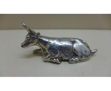 A silver snuff box modelled as a recumbent cow marks for Berthold Muller with Chester import marks. 6.5cm long, approx 0.95 t