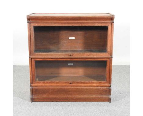 An early 20th century Globe Wernicke sectional bookcase, of small proportions87w x 31d x 93h cm