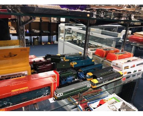 THREE BOXED HORNBY RAILWAY MODEL TRAINS, along with a collection of unboxed Hornby, Tri-Ang and other examples; also a Bachma