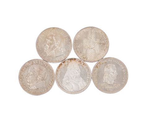BRD - Top 5 der 5 DM Gedenkprägungen. Darunter: 1 x 5 Mark 'Germanisches Museum' 1952/D, vz-ss, Tönung, fleckig; 1 x 5 Mark '