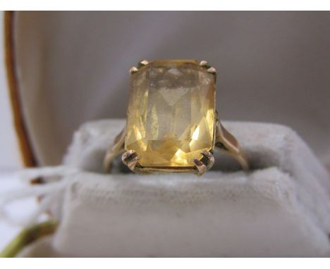 9ct YELLOW GOLD RECTANGULAR CUT CITRINE RING, in basket mount, size M/N 