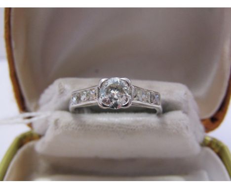 WHITE GOLD DIAMOND SOLITAIRE RING, main diamond approx 5.6mm, weight approx 0.66ct, set with 3 old cut diamonds to each shoul