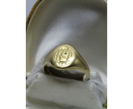 18ct YELLOW GOLD SIGNET RING; weight 9.2 grms, size T/U 