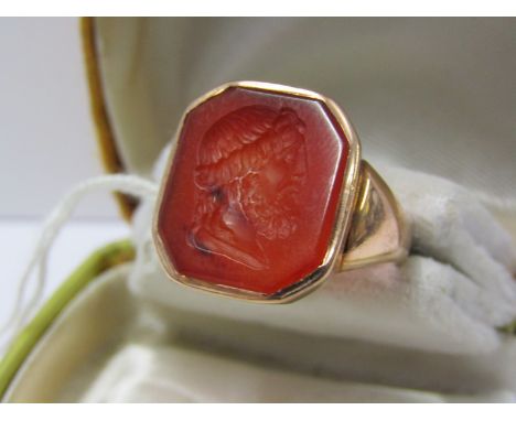 9ct GOLD GENTLEMAN'S SIGNET RING set with carnelian stone intaglio of Greco Roman bust, Chester hallmark, size P/Q 