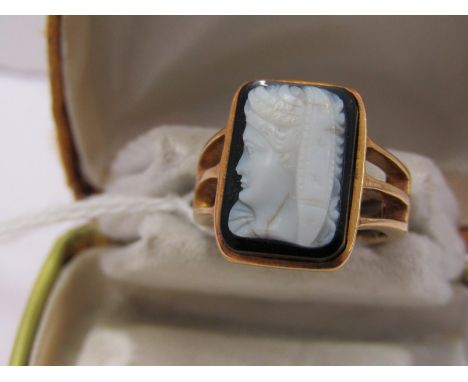 18ct YELLOW GOLD SARDONYX SIGNET RING, black and white sardonyx hardstone carved with fine cameo, unusual design, size J/K 