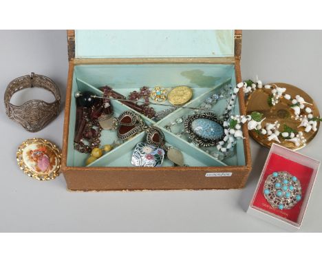 A vintage jewel box containing costume jewellery including turquoise effect scarf brooch, opaque glass necklace etc.