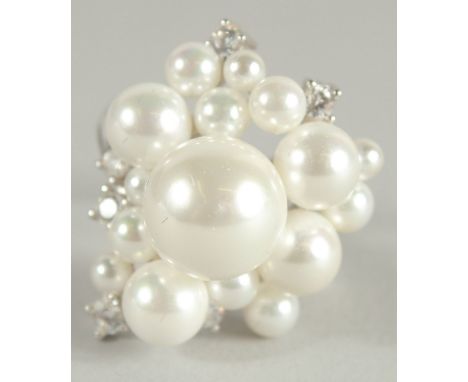A SILVER PEARL CLUSTER RING.