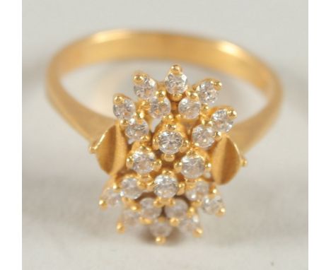 A 22CT GOLD AND DIAMOND CLUSTER RING.