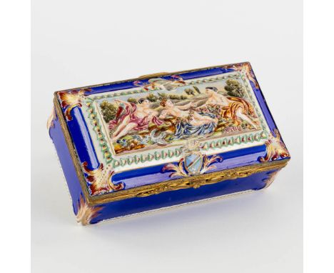 Capodimonte, a finely made porcelain jewellery box. 19th C.Dimensions: (L:10 x W:19 x H:7 cm)