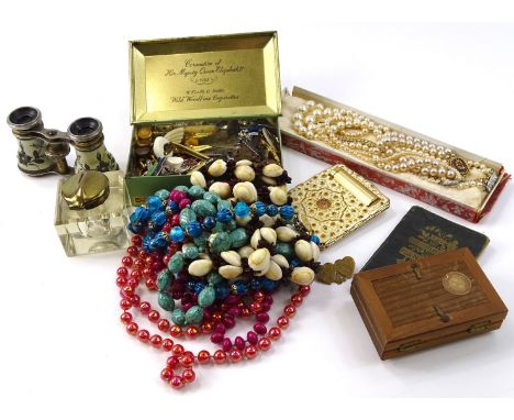 A quantity of modern costume jewellery, to include a silver Scottish brooch, a silver cameo necklace, various loose rings, mi