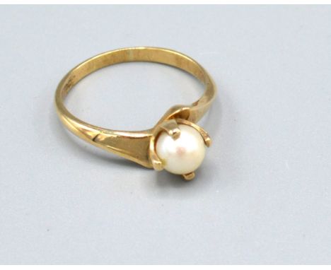 A 9ct. Gold Solitaire Pearl Set Ring, ring size P 