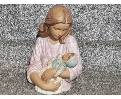 Nao by lladro mother with child in matte finish