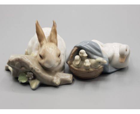 Lladro figure 4895 Ducklings together with lladro figure - rabbit eating