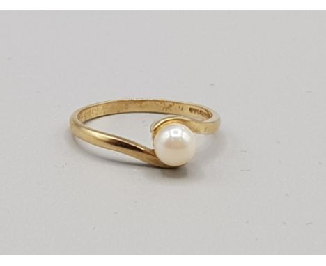 9ct crossover cultured pearl ring . Size o , 1.9g