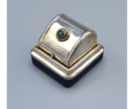 A 925 Silver Ring Box set with green enamel heart 