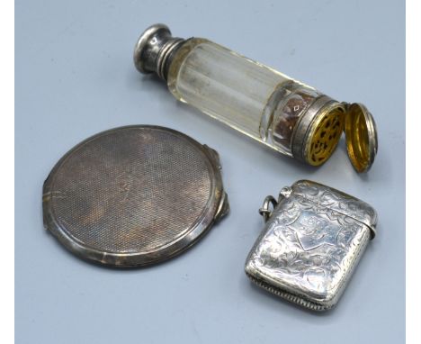 A Birmingham Silver Vesta Case together with a silver compact, a glass and silver mounted scent bottle/vinaigrette 