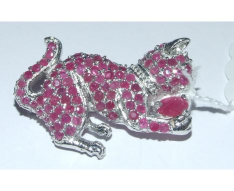 A silver and ruby cat brooch Condition report Report by MW

This is a modern piece. Approx 4.5 cm long, 2cm wide