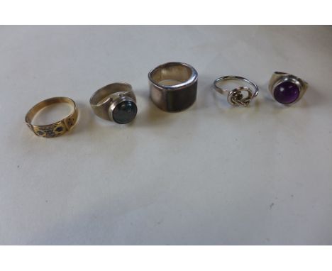 A gold ring, not hallmarked, approx 2.5 grams, tests to approx 9ct, and four white metal rings, possibly silver 