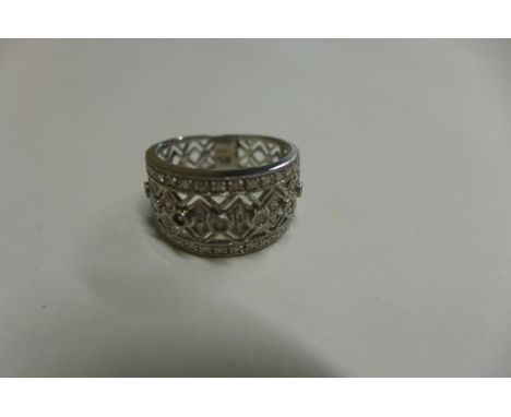 A 9ct white gold ring, size L, approx 2.8 grams, in good condition 