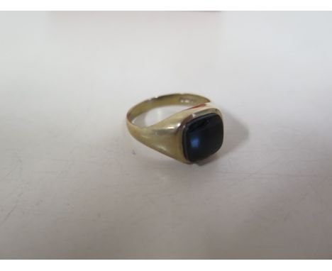 A 9ct hallmarked signet ring, size T, approx 3.6 grams 