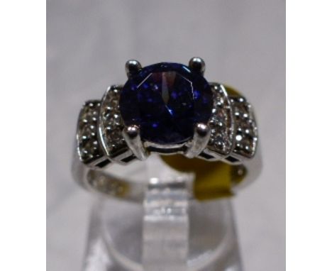 BLUE TOPAZ RING. Silver blue topaz ring with stone set shoulders