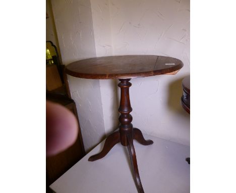CIRCULAR TILT TOP TABLE. Circular tilt top table on tripod base, D - 60cm