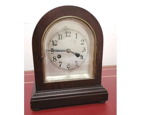 An early 20th century dome topped mahogany mantel clock. 29 cm height, 23.5 cm width.