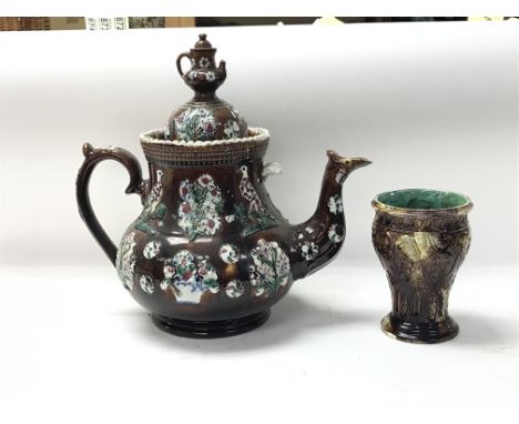Bargeware teapot with needs of restoration  + Wedgewood vase