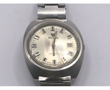 A Vintage stainless steel Nivada Automatic watch with date aperture. Seen working. NO RESERVE