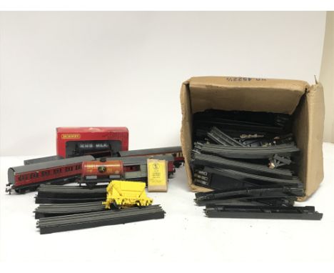 Vintage Hornby track + carriages