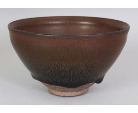 A CHINESE SONG STYLE JIAN WARE HARE'S FUR CERAMIC BOWL, applied with a streaked glaze falling short of the unglazed foot, 4.9