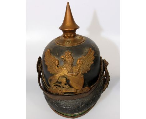 Pickelhaube Baden, Modell 1870/71, um 1870, für einen Einjährig-Freiwilligen eleganter Lederhelm, Beschläge in vergoldeter Au