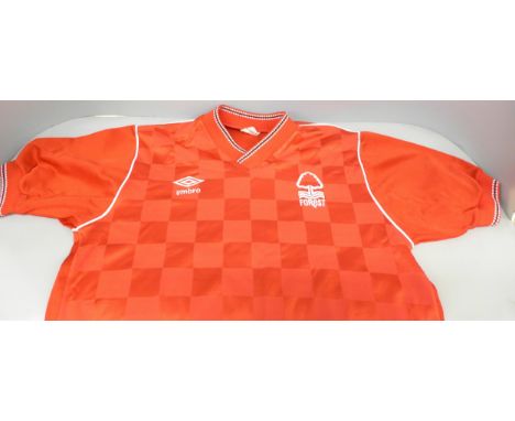 A Nottingham Forest Football Club 1986-1988 home shirt 