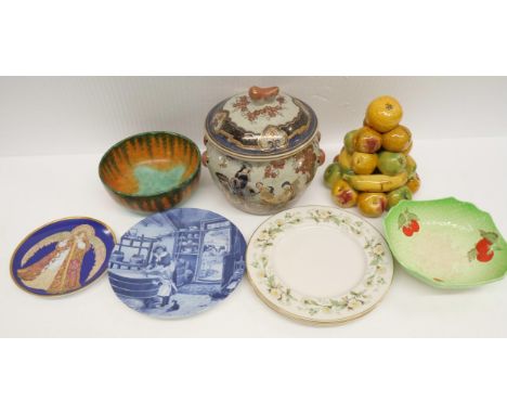 A mixed collection of ceramics including Alfred Meakin plates, Crown Devon Fuschia plate, a collection of Art Deco pink glass