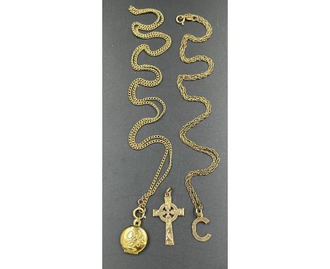 A selection of 9ct gold jewellery to include a locket on chain, Celtic cross and Letter C pendant on a necklace. (Approximate
