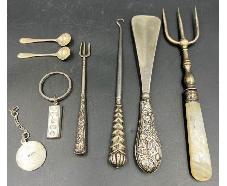 A selection of silver curios, to include button hook, shoehorn , key ring, salts spoons etc