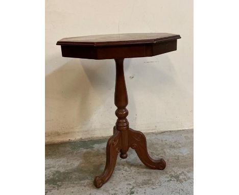 A pedestal side table on tripod legs (H77cm Dia54cm)