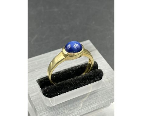 A blue stone ring marked 585, approximate total weight 2.9g Size R