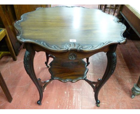 A GOOD EDWARDIAN MAHOGANY SIDE TABLE, the shaped 72.5 cms diameter top with leaf carved edging on shaped carved knee slender 