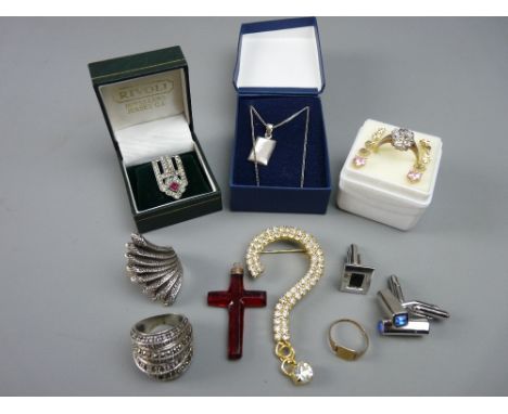 A SMALL QUANTITY OF VINTAGE & MODERN JEWELLERY including a nine carat gold child's ring, a ruby glass cross with yellow metal