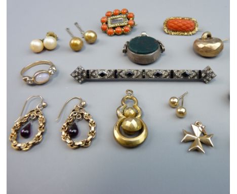 MIXED QUANTITY OF VINTAGE JEWELLERY etc to include an Art Deco style bar brooch, two coral set brooches, a silver swivel fob 