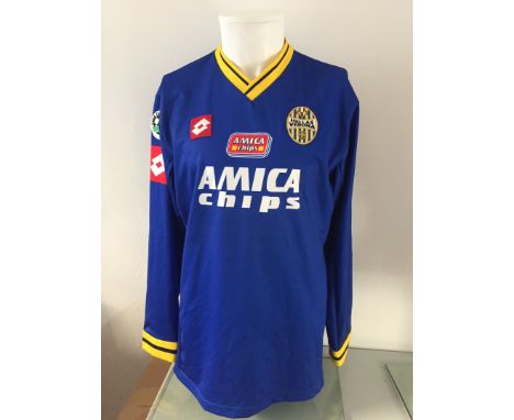 Mario Frick - Hellas Verona F.C.   - Stagione 2001-2002  Maglia gara Lotto, a maniche lunghe, taglia L. Sul fronte: sponsor c